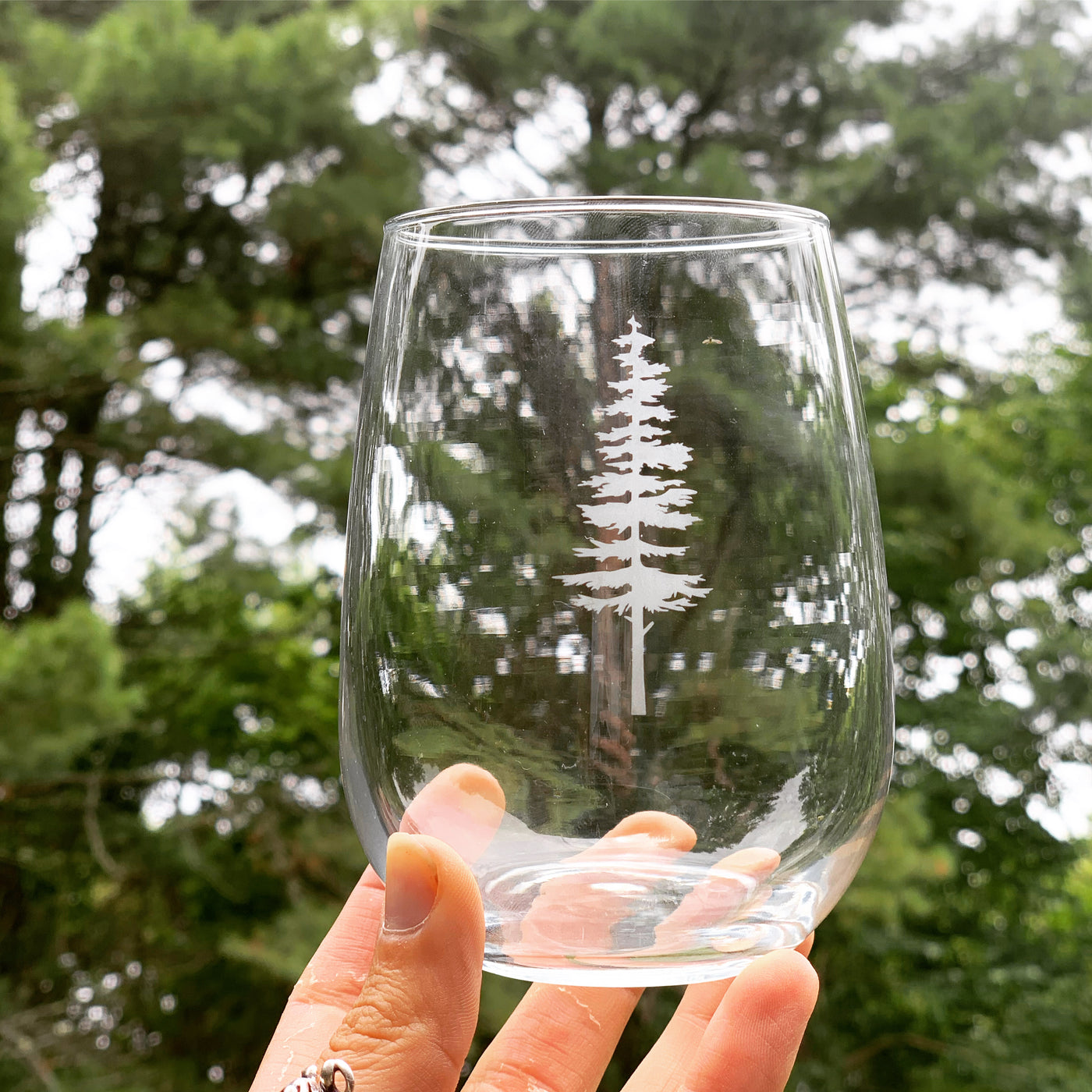 Conifer Etched Stemless Wine Glass